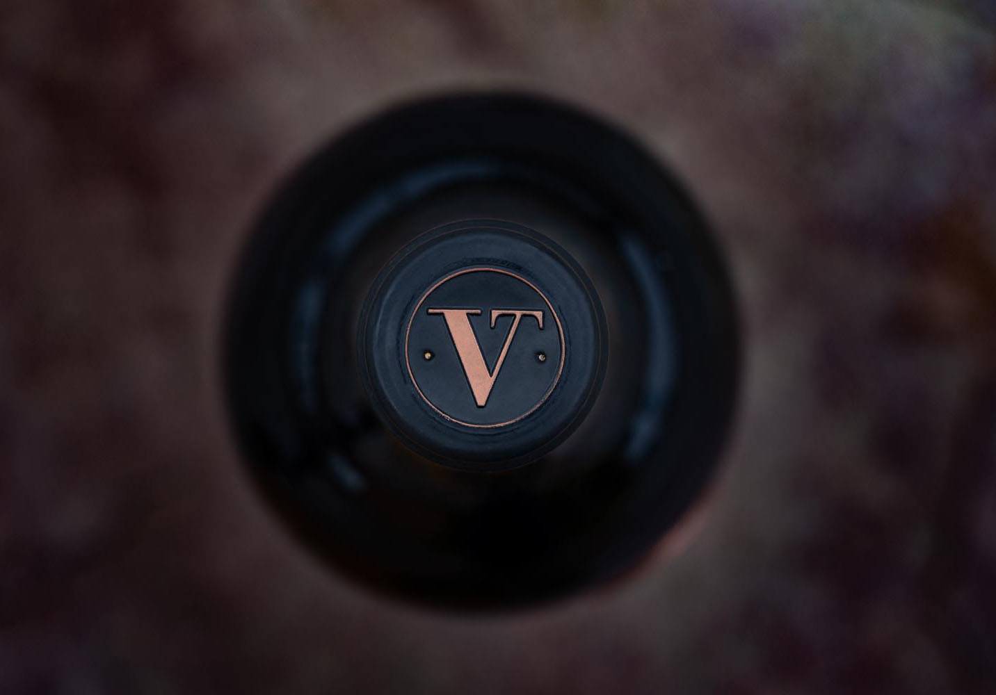 Botella de vino tinto Valtravieso vista desde arriba